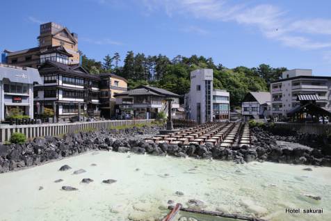 硫黄の匂い立つ湯畑