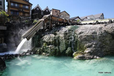 勢いよく流れ出る湯滝