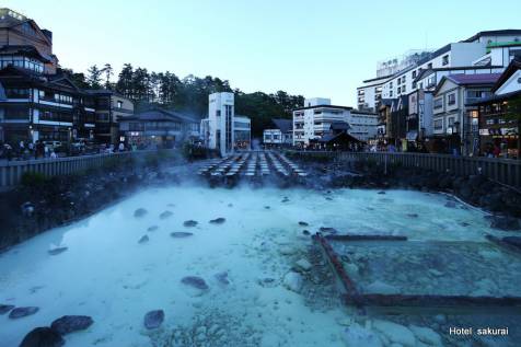 朝の湯畑