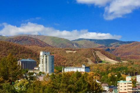 白根山と草津温泉スキー場の紅葉