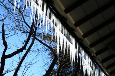 氷点下5度。軒下のつらら氷
