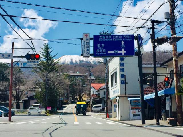 ホテル櫻井前の交差点より雪山を望む
