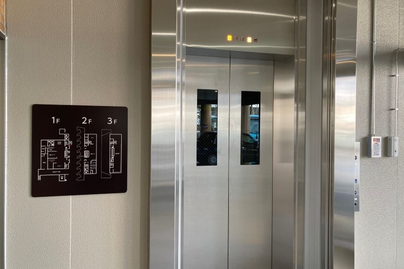 ❸階段又はエレベーターで1階に降りてください。（エレベーターは奥の喫茶店横に新設されました！）