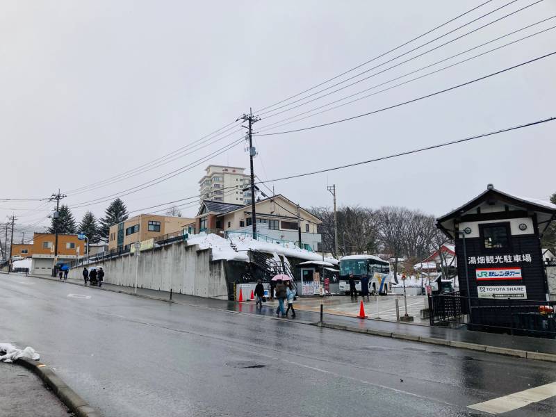 ⑥徒歩の場合は湯畑駐車場側から約5分。建物が見えています。