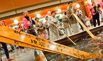 草津温泉伝統の湯もみにチャレンジ！